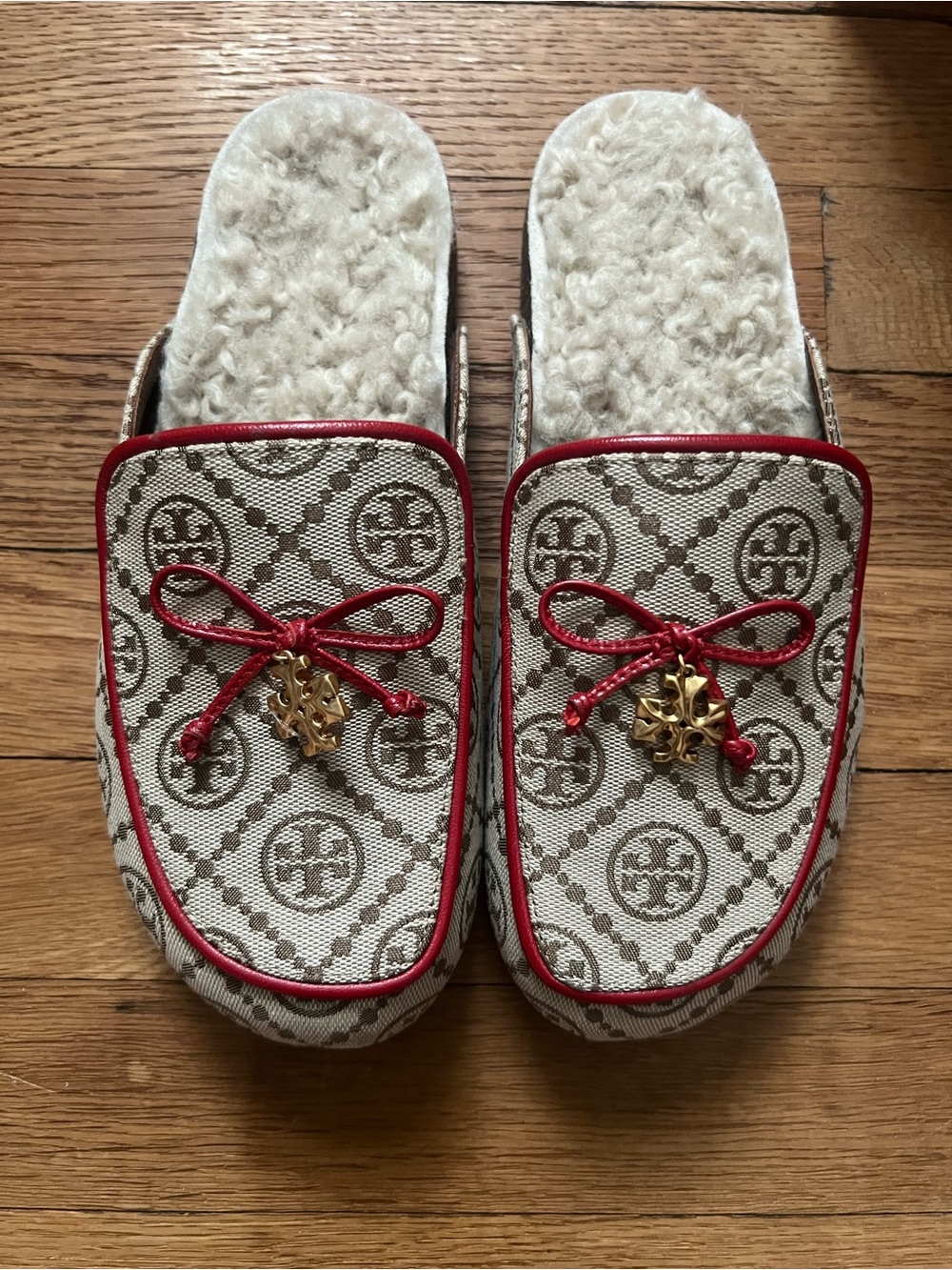 Tory Burch Brown & Red Shearling Lined Slippers Mules With Logo Charm Size: 6.5